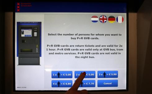 Amsterdam P+R Ajax ArenA, niebieski automat. Kupujemy bilet na komunikację miejską tramwaj/metro/autobus.