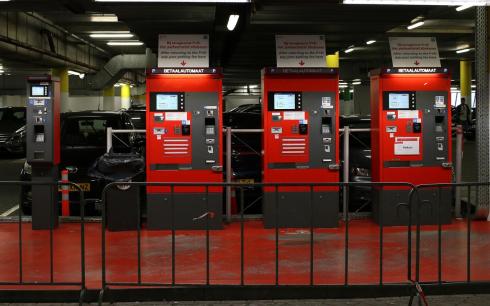 Amsterdam Ajax ArenA. Czerwone automaty do opłaty za parking.